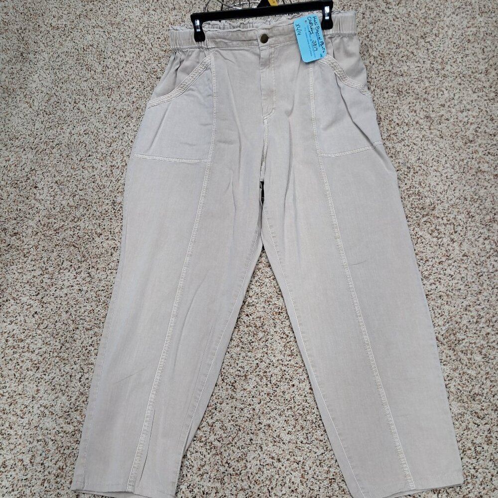 3817 Size XL/14 Old Navy High Rise Kaki Pants.